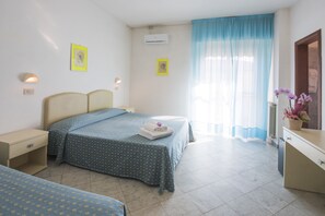 三人房 | 迷你吧、办公桌、笔记本电脑工作区、旅行婴儿床