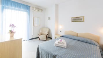Camera Comfort | Minibar, una scrivania, postazione laptop, culla da viaggio