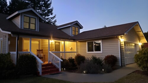 Comfy Spacious Home, Minutes to Beaches, King Bed, Sleeps 9, WiFi, Dog friendly 