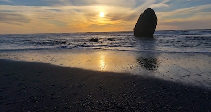 Comfy Spacious Home, Minutes to Beaches, King Bed, Sleeps 9, WiFi, Dog friendly