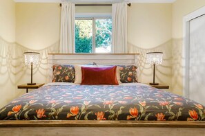 4 bedrooms, desk, iron/ironing board, travel cot - One of a Kind Home -HOT TUB, Pool Table & Fire Pit - 4 Miles to DT (Denver)