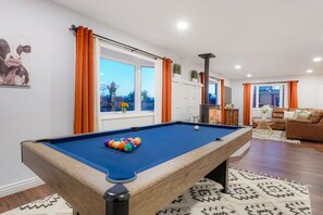 Games room - One of a Kind Home -HOT TUB, Pool Table & Fire Pit - 4 Miles to DT (Denver)