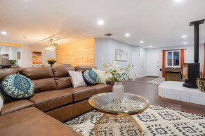 Smart TV y chimenea 