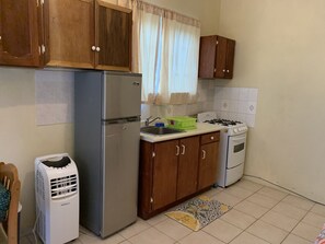 ثلاجة، فرن، موقد طهي مسطح، محمصة خبز