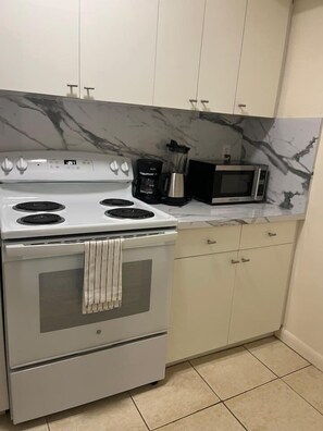 Fridge, microwave, oven, stovetop - Modern Apartment| City Views + Easy Beach Access (Miami)