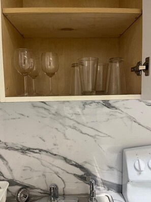 Una cocina con encimera de mármol, un lavabo y una estufa.