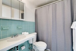 Shower, hair dryer, towels - Miami Beach Escape| Ocean & City Views + Fast WiFi (Miami)