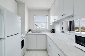 Private kitchen - 1106 (NEW) · Modern Miami Beach Apartment With Stunning Views! (Miami)