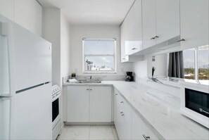Fridge, microwave, oven, stovetop - Miami Beach Escape| Ocean & City Views + Fast WiFi (Miami)