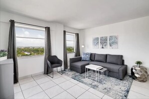 TV - Miami Beach Escape| Ocean & City Views + Fast WiFi (Miami)