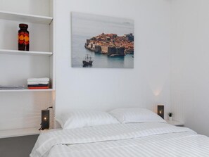 Iron/ironing board, internet, bed sheets