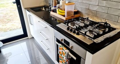 Cosy next to wigram reserve- Breakfast/Netflix