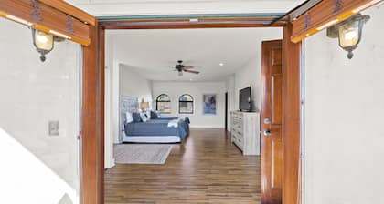Spacious Lakefront Villa In Gated Resort Community