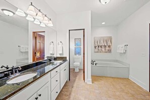 Douche, séchoir à cheveux, shampooing