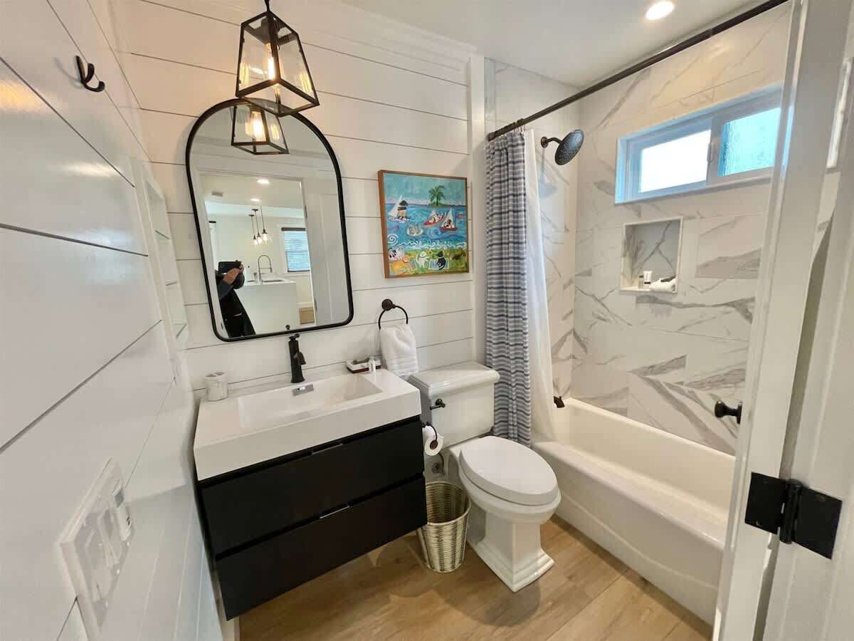 Douche, séchoir à cheveux, serviettes fournies, shampooing