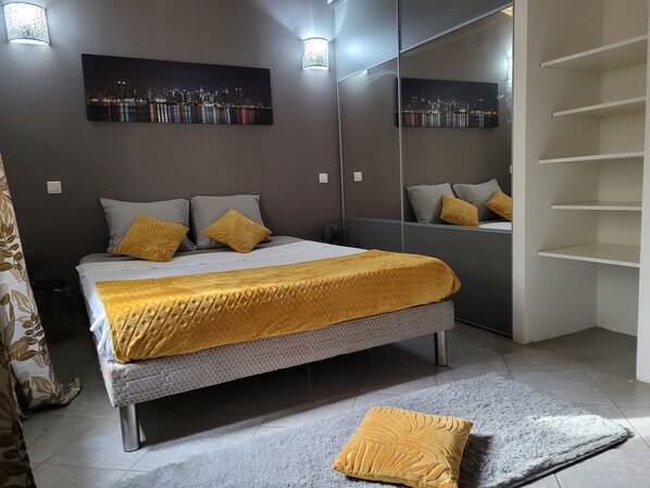 3 عدّة غرف نوم وواي فاي وملاءات أسرّة