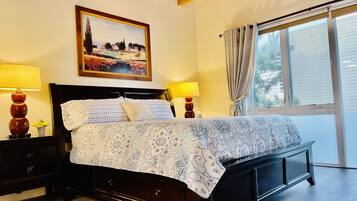 3 bedrooms, desk, iron/ironing board, travel crib