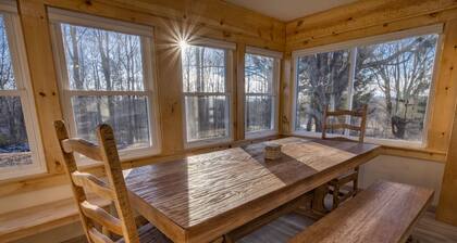 Hot Tub. Firepit. Game Room. Pet Friendly. 11 Acre Retreat.
