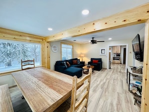 Smart TV, tavolo da calcetto, libri