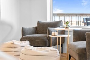 Téléviseur connecté, foyer, jeux vidéo, table de baby-foot