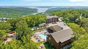 Ein großes Gebäude mit Swimmingpool und Blick auf einen Fluss.