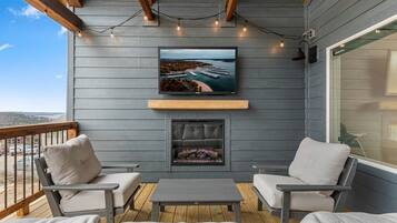 TV connectée, cheminée, jeux vidéo, baby-foot