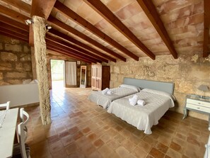 3 soverom, safe på rommet, strykejern/-brett og reiseseng for barn