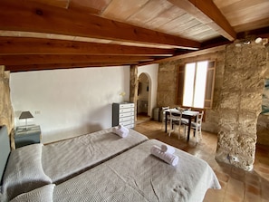 3 bedrooms, in-room safe, iron/ironing board, travel cot