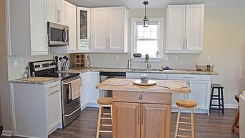 Microondas, horno, parrilla de estufa y lavavajillas