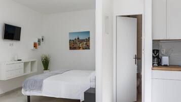 Studio (Studio Apartment with Terrace and Par) | Living room | TV