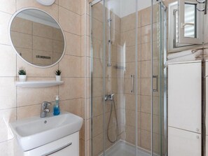 Studio (Studio Apartment with Terrace and Par) | Salle de bain | Douche, serviettes fournies