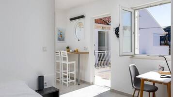 Estúdio (Studio Apartment with Terrace and Par) | Sala de estar | TV