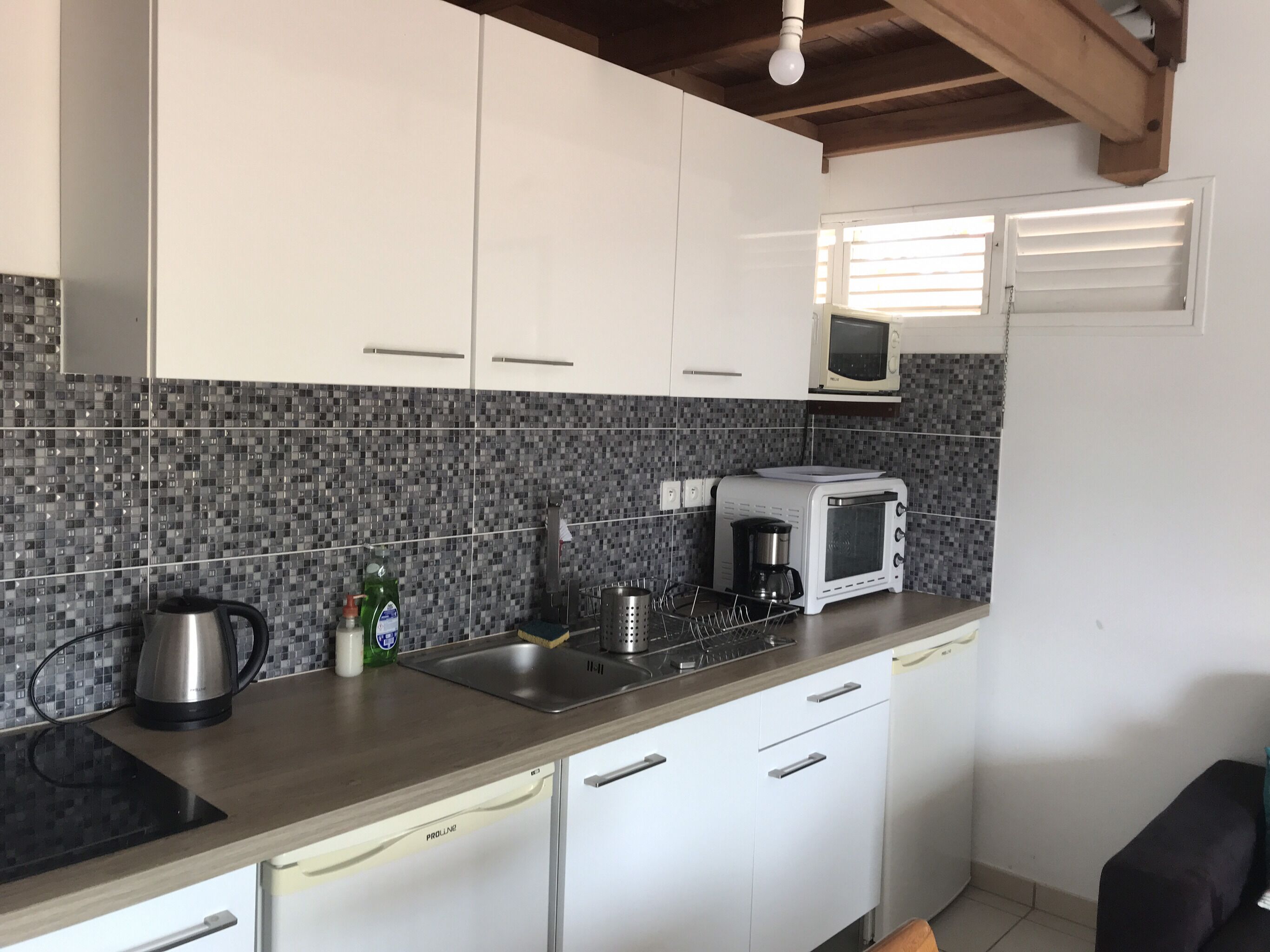 Refrigerador, microondas, horno y parrilla de estufa 