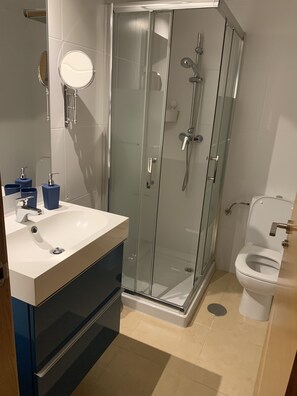 Shower, hair dryer, bidet, towels - Luxury 2 bedroom 2 bathroom south facing 2nd floor apartment in one (Torre-Pacheco)