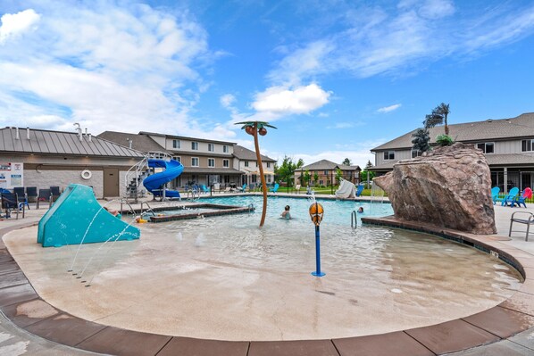 A heated pool - Townhome 47, 3 Bed-12 Guests with indoor/Outdoor pools+Rec Center at Waterdance (Garden City)