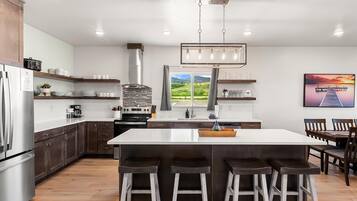Coffee/tea maker, fridge, microwave, oven