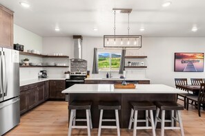 Fridge, microwave, oven, stovetop - Townhome 47, 3 Bed-12 Guests with indoor/Outdoor pools+Rec Center at Waterdance (Garden City)