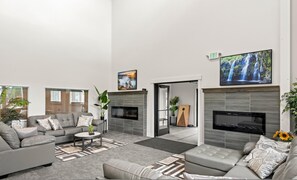 Smart TV, fireplace - Townhome 47, 3 Bed-12 Guests with indoor/Outdoor pools+Rec Center at Waterdance (Garden City)