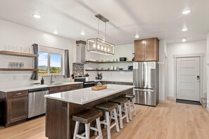 Kjøleskap, mikrobølgeovn, ovn og kokeplater