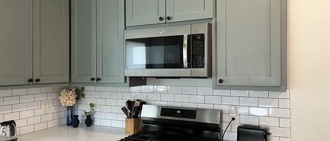 ثلاجة، ميكروويف، فرن، موقد طهي مسطح