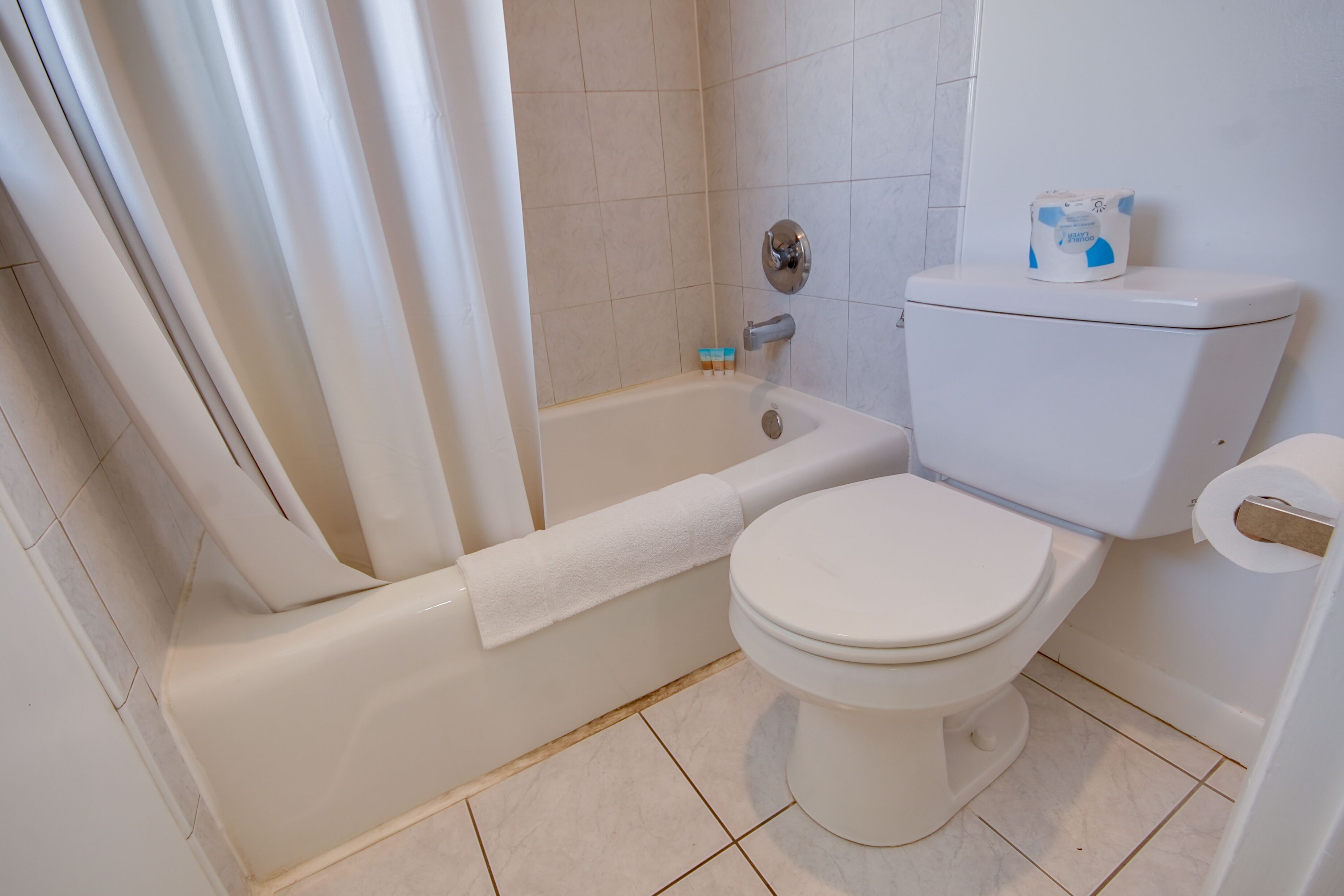 Combined shower/tub, rainfall showerhead, free toiletries, hair dryer