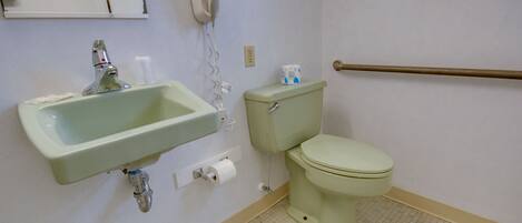 Ein Badezimmer mit Waschbecken, Toilette und Handtrockner.