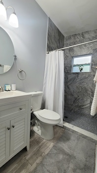Premium Room | Bathroom at Beachway Inn