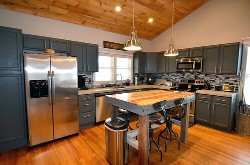 Cozy farmhouse! Pool table, fire pit, minutes to Lake James, downtown Marion!