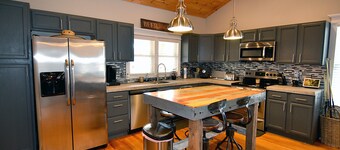 Cozy farmhouse! Pool table, fire pit, minutes to Lake James, downtown Marion!