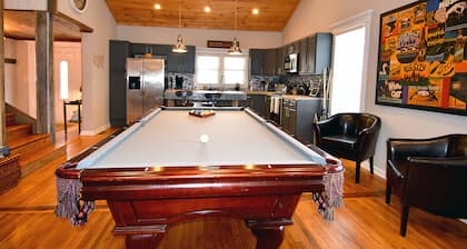 Cozy farmhouse! Pool table, fire pit, minutes to Lake James, downtown Marion!