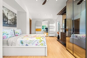 5 bedrooms, in-room safe, desk, iron/ironing board - Beautiful 5 BR Westside House + Panoramic Mountain Views! (Vancouver)