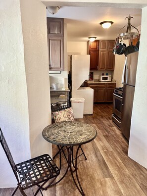 Jääkaappi, mikroaaltouuni, uuni, liesi