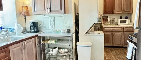 冷蔵庫、電子レンジ、オーブン、コンロ