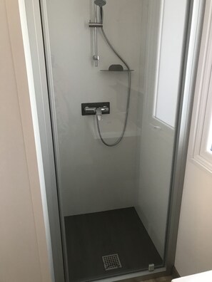Shower, hair dryer, toilet paper - New luxury mobile home with covered terrace (Agde)